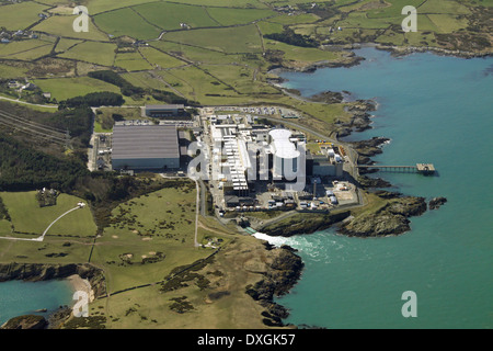 Vista aérea de la Central Nuclear de Wylfa en Anglesey Foto de stock