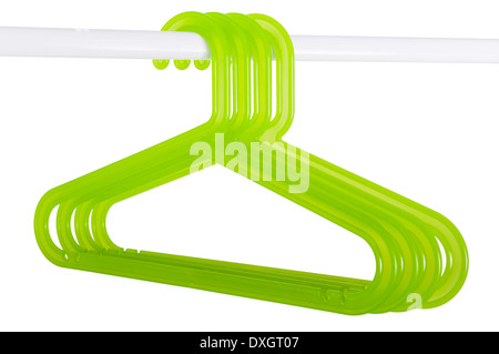 Perchas de plástico verde colgando de una varilla aislada sobre fondo blanco.