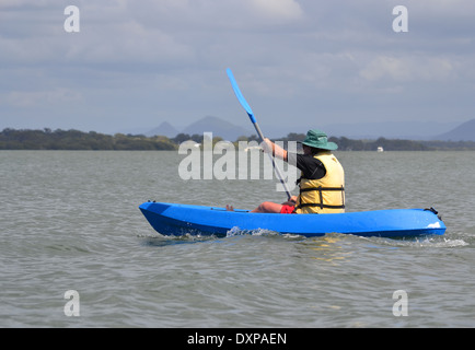 Hombre en kayak en la isla Bribie Pumicestone Passage, Foto de stock