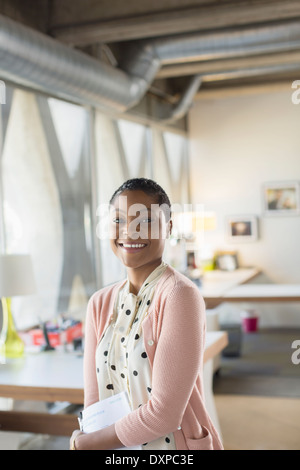 Retrato de la empresaria sonriendo en la oficina Foto de stock