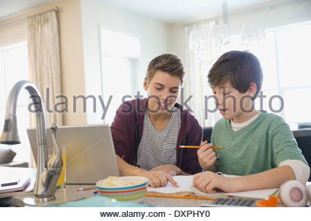 Boy ayudar al hermano en hacer los deberes