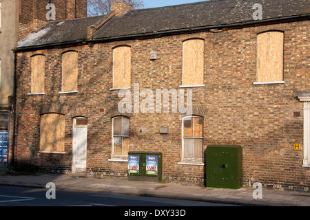 Hilera de casas adosadas de ladrillo y ex tienda pendiente de demolición Battersea Londres England Reino Unido Foto de stock