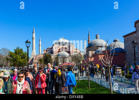 Las multitudes de turistas en Sultanahmet aparcar enfrente de Santa Sofía (Aya Sofya), del distrito de Sultanahmet, en Estambul, Turquía Foto de stock