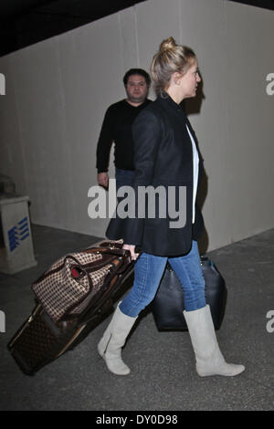 Kate Hudson llegando al aeropuerto de LAX con maletas Louis