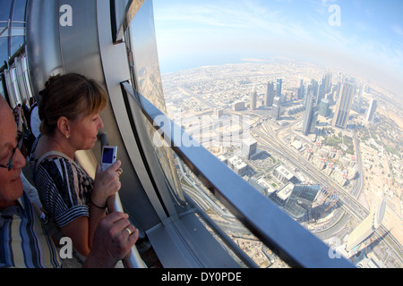 En el centro de la ciudad, Dubai, plataforma de visualización, rascacielos, baraja, Burj Khalifa, Burj park Foto de stock
