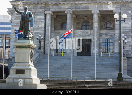 Edificio del Parlamento de Nueva Zelanda en Wellington, Nueva Zelanda con estatua de Richard Seddon Foto de stock