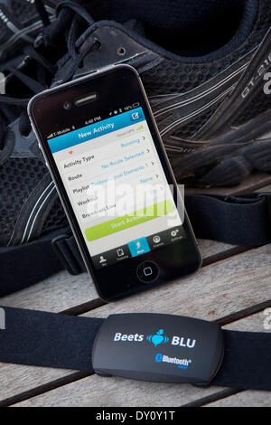 Las remolachas BLU monitor de ritmo cardíaco transmite la frecuencia cardiaca a través de Bluetooth para el iPhone, donde una aplicación como Runkeeper registra los datos. Monitor de ritmo cardíaco con correa para el pecho, en marzo de 2014. Foto de stock