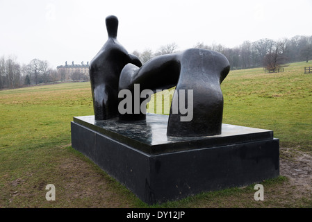 La escultura de bronce de Henry Moore Figura yacente Arch pierna en el Yorkshire Sculpture Park West Bretton Wakefield Inglaterra Foto de stock