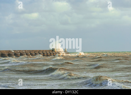 Mares tormentosos rompiendo sobre Brighton Marina, Sussex, Reino Unido Foto de stock