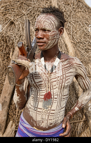Karo Kolcho pintado guerrero en en el río Omo, Etiopía Foto de stock