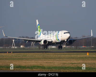 PH-HSB Transavia Boeing 737-8K2(WL), aterrizando en el aeropuerto de Schiphol (AMS - EHAM), los Países Bajos, pic1 Foto de stock
