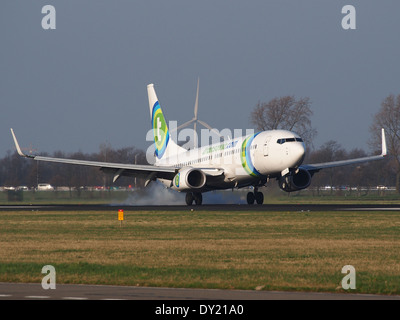 PH-HSB Transavia Boeing 737-8K2(WL), aterrizando en el aeropuerto de Schiphol (AMS - EHAM), Holanda, pic2 Foto de stock