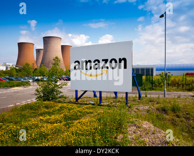 Firmar fuera de la entrada a Amazon UK almacén en Rugeley Staffordshire junto a las torres de refrigeración de carbón power station Foto de stock