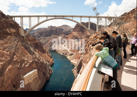 A los turistas disfrutar de la vista desde el centro de visitantes de la Represa Hoover, Nevada. Foto de stock