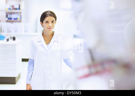Retrato de mujer joven farmacéutico en la farmacia Foto de stock