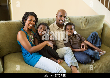 Retrato de pareja con hijo e hija en el sofá