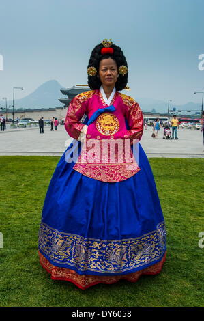 Vestido tradicional de la mujer con un peinado especial, el Palacio  Gyeongbokgung, Seúl, Corea del Sur Fotografía de stock - Alamy