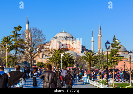 Las multitudes de turistas en Sultanahmet aparcar enfrente de Santa Sofía (Aya Sofya), del distrito de Sultanahmet, en Estambul, Turquía Foto de stock