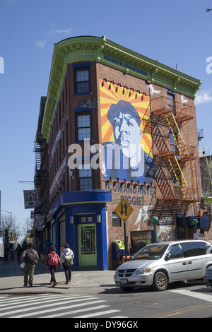 Mural de Biggie en el 'amor' en el edificio de Brooklyn Fulton y South Portland en Fort Greene, Brooklyn, NY. Foto de stock