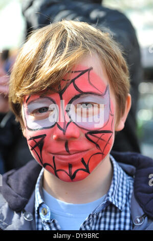 Spiderman face painting fotografías e imágenes de alta resolución - Alamy