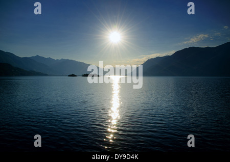 Sol sobre un lago alpino Maggiore, con islas de Brissago y montaña en Ticino, Suiza, Europa, Foto de stock