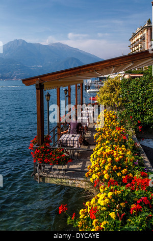 Restaurante Terraza junto al lago, Bellagio, Lago de Como, Italia Foto de stock