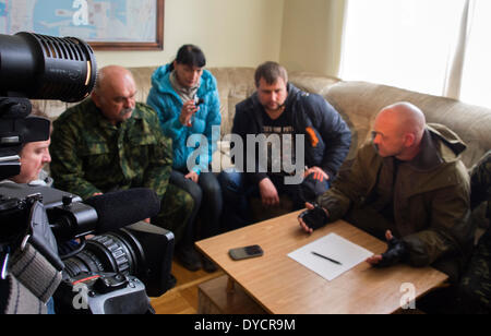 Lugansk, Ucrania. 14 Apr, 2014. Los representantes de los activistas pro-ruso ucraniano que se apoderó de la oficina regional del Servicio de Seguridad en Lugansk, presentar sus demandas en el edificio de la administración regional de Ucrania. Vinieron acompañados por casi dos centenares de sus partidarios armados --- militantes pro-ruso ucraniano metidos en la oficina regional del Servicio de Seguridad en Lugansk y se negaron a entregar sus armas y se comprometió a combatir todos los esfuerzos hechos por el estado para desalojarlos. Crédito: Igor Golovnov/Alamy Live News