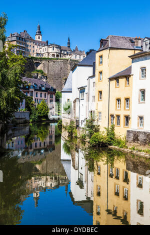 Vista hacia la medieval Ville Haute desde el Río Alzette Grund en el distrito de la ciudad de Luxemburgo. Foto de stock