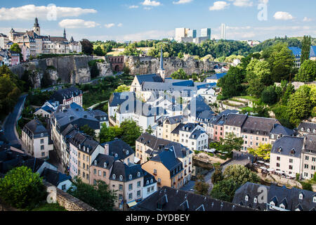 Vista sobre el Grund hacia la medieval Ville Haute a la izquierda y el moderno distrito Kirchberg de la ciudad de Luxemburgo. Foto de stock