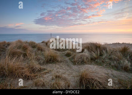 Mar Playa Palling frosty en una fría mañana en la costa de Norfolk.