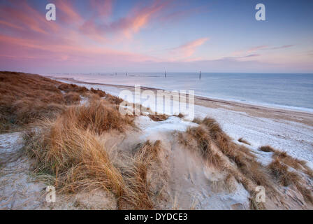 Mar Playa Palling frosty en una fría mañana en la costa de Norfolk.