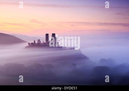 El castillo Corfe, en Dorset, en una mañana brumosa.