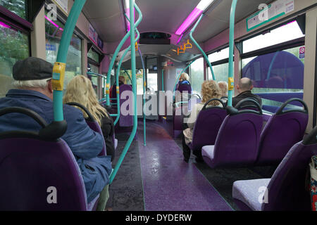 Los pasajeros en una sola decker bus público. Foto de stock
