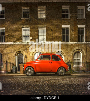 Un original Fiat 500 estacionado en una calle de Londres. Foto de stock