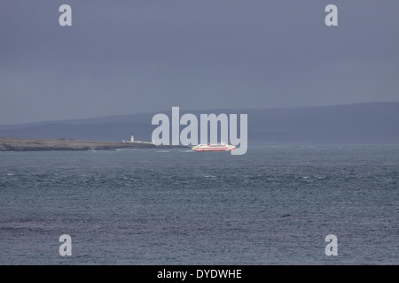 Pentland Ferry partiendo de la Bahía de agallas a Orkney Escocia Marzo de 2014 Foto de stock