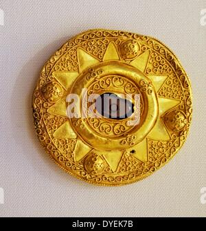 Colgante de oro con decoración de Sun 630 A.D. Foto de stock