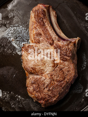 Delicioso Bistec De Carne Jugosa Cocinando A La Parrilla. Cebar La Carne  Frita En Un Asador Eléctrico, Romero, Pimienta Negra, Sal. Camara Lenta.  Fotos, retratos, imágenes y fotografía de archivo libres de