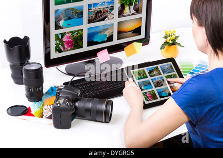 Editor de fotos trabajando en equipo y utiliza tableta gráfica.
