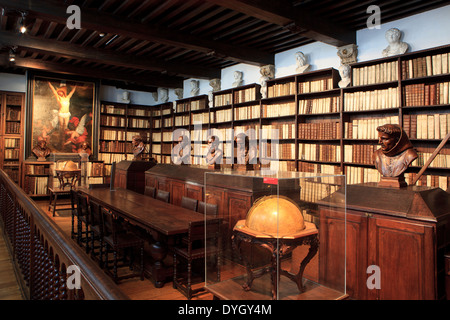 La biblioteca renacentista en el Museo Plantin-Moretus de Amberes, Bélgica Foto de stock