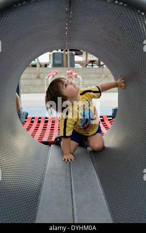 Niño jugando en el túnel de parque en parque Waterfront Park de Louisville Kentucky
