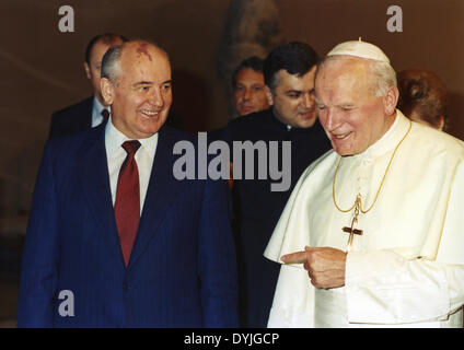 01 de diciembre de 1989, tres semanas después de la caída del Muro de Berlín, hubo el histórico encuentro entre el Papa Juan Pablo II y Mikhail Gorbaciov Foto de stock
