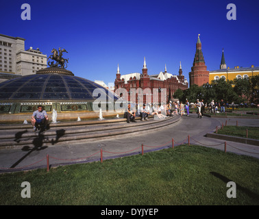 Manege Platz mit Blick auf das Arsenal des kreml en Moskau, Russland, Osteuropa, Europa Foto de stock