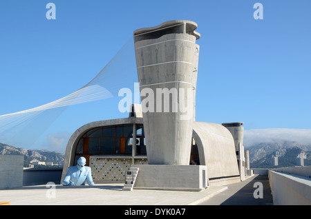 Terraza de techo de hormigón y la ventilación de la Unité d'habitation o la Cité radieuse de Le Corbusier o MARSELLA Marsella Francia Foto de stock