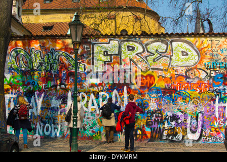 Muro de John Lennon, distrito de Mala Strana, Praga, República Checa, Europa