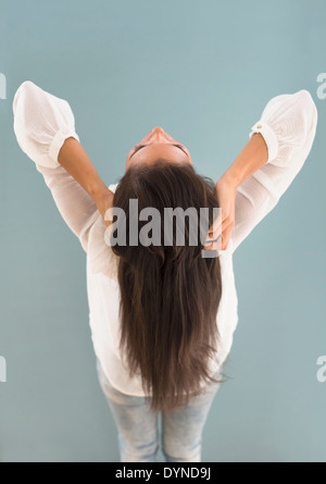 Mujer Hispana con pelo largo reclinado hacia atrás