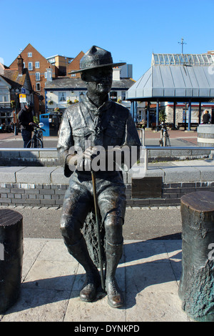 Inglaterra Dorset Poole Baden Powell estatua en Poole Quayside, Peter Baker Foto de stock
