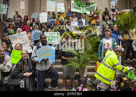 Nueva York, NY, ESTADOS UNIDOS , 22 abr, 2014. Los activistas ambientales rally el día de la tierra en el parque Zuccotti, marzo de Wall Street para pedir el cambio del sistema y no del clima. El movimiento es todavía ocupan alrededor en NYC parece. Crédito: David Grossman/Alamy Live News