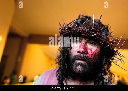 Un actor peruano Mario valencia, conocido como Cristo cholo, realiza como Jesucristo durante la semana santa en Lima, Perú.