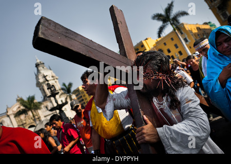 Un actor peruano Mario valencia, conocido como Cristo cholo, realiza como Jesucristo durante la semana santa en Lima, Perú.