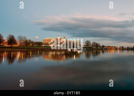 El County Hall se refleja en el río Trent, en Victoria Embankment, Nottingham, Nottinghamshire Inglaterra Foto de stock